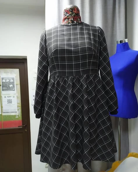 Настоящая работа Mangi style: тёмное платье в светлую клетку на манекене